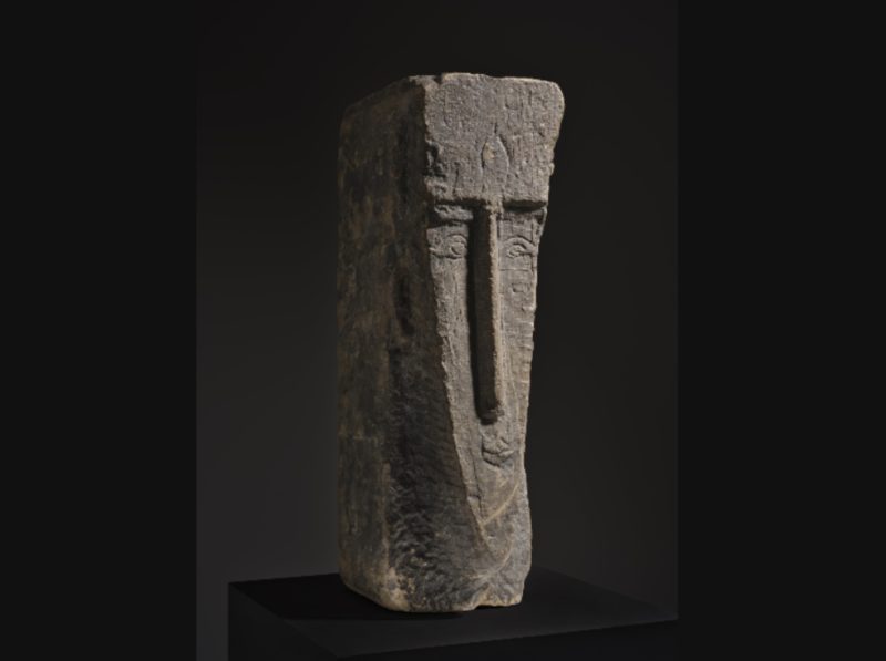 Amedeo Modigliani, Tête, 1911-1912, 29 x 12 x 9 in., stima $28–35 Milioni