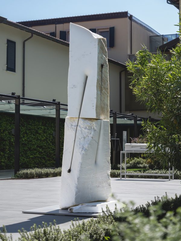 Mikayel OhanjanyanLegami: Frammenti di Coscienza #8, 2026 Marmo statuario bianco, cavi in acciaio inox H 265 x 115 x 75 cm
