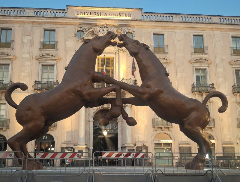 Arturo di Modica, Fighting Horses, Piazza Università, Catania 2026. Courtesy ArtsLife.
