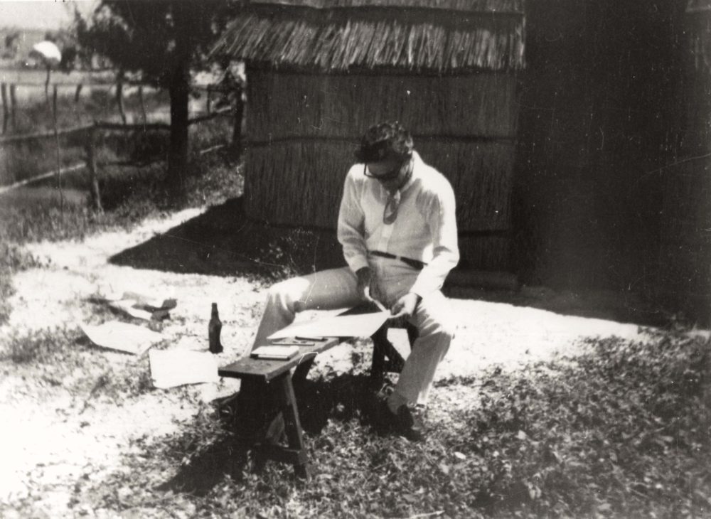 Giuseppe Zigaina, Pier Paolo Pasolini disegna nell’isolotto di Mota Safon nella laguna di Grado, 1970 © Archivio Giuseppe Zigaina