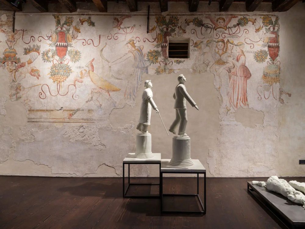 Grisha Bruskin, veduta dell’installazione In bilico (2001-2003), sullo sfondo gli affreschi di Giovanni Cavazza, foto Andrea Avezzù