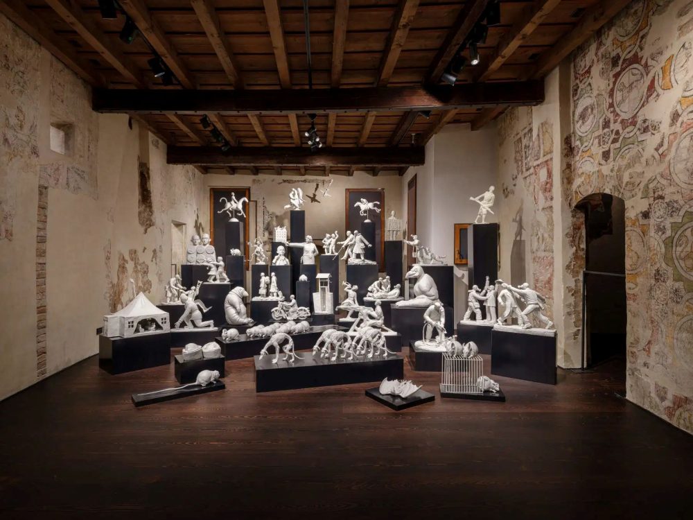 Grisha Bruskin, veduta dell’installazione L’ora X (2012), foto Andrea Avezzù