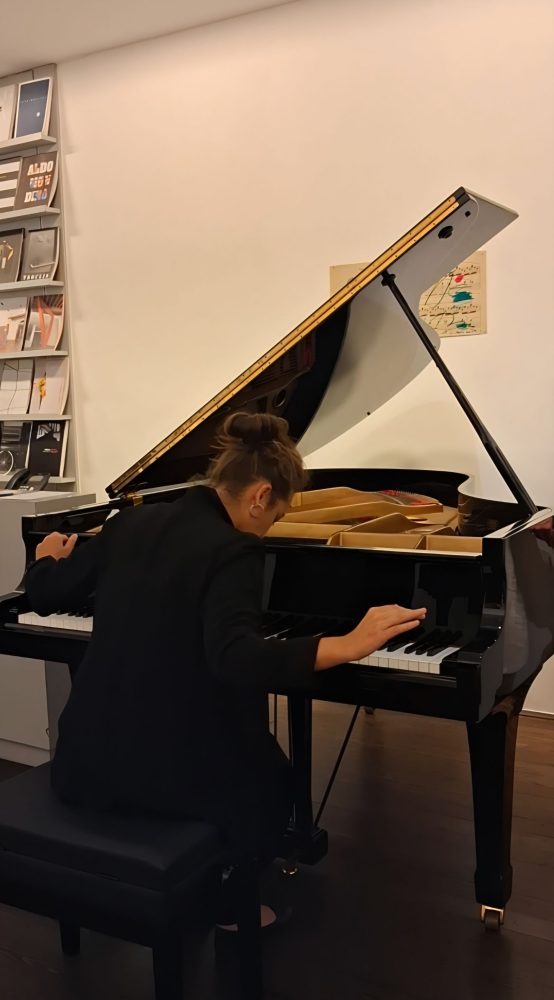La pianista Chiara Saccone esegue brani di Chiari da Metodo per suonare il pianoforte (1964) (2)