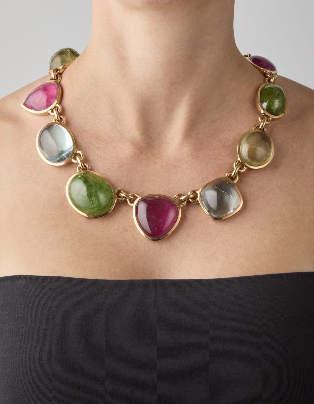 Lotto 121KRAUSS Collana in oro giallo con grandi tormaline cabochon di vari colori, g 361,45 circa, lungh. cm 52,50 circa. Firmato GK. In custodia originale. Venduto € 44.100 Courtesy Il Ponte Casa d'Aste