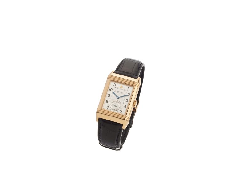Lotto 127 JAEGER-LECOULTRE Reverso Tourbillon, oro rosa 18k, anni ’90. Edizione limitata a 500 esemplari, n. 292/500. Movimento meccanico a carica manuale con Tourbillon e indicatore della riserva di carica. Cinturino in alligatore e fibbia déployante originale in oro rosa 18k. Corredato da scatola originale e documenti. Stima: € 35.000–40.000 Courtesy Capitolium Art
