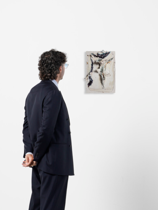 Lotto 20Lucio Fontana, Crocifissione, terracotta smaltata, dipinta, lustri e terzo fuoco, 1959. Stima: € 180.000–220.000 Courtesy Capitolium Art