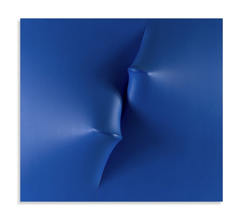 Lotto 21Agostino Bonalumi, Blu, tempera vinilica su tela estroflessa, 1968. Stima: € 50.000–70.000 Courtesy Capitolium Art