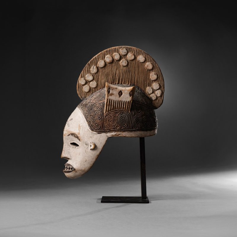 Lotto 26, Maschera Agbogho Mmuo della cultura Igbo, Nigeria. Stima 15.000-20.000 euro. Cambi Casa d'Aste