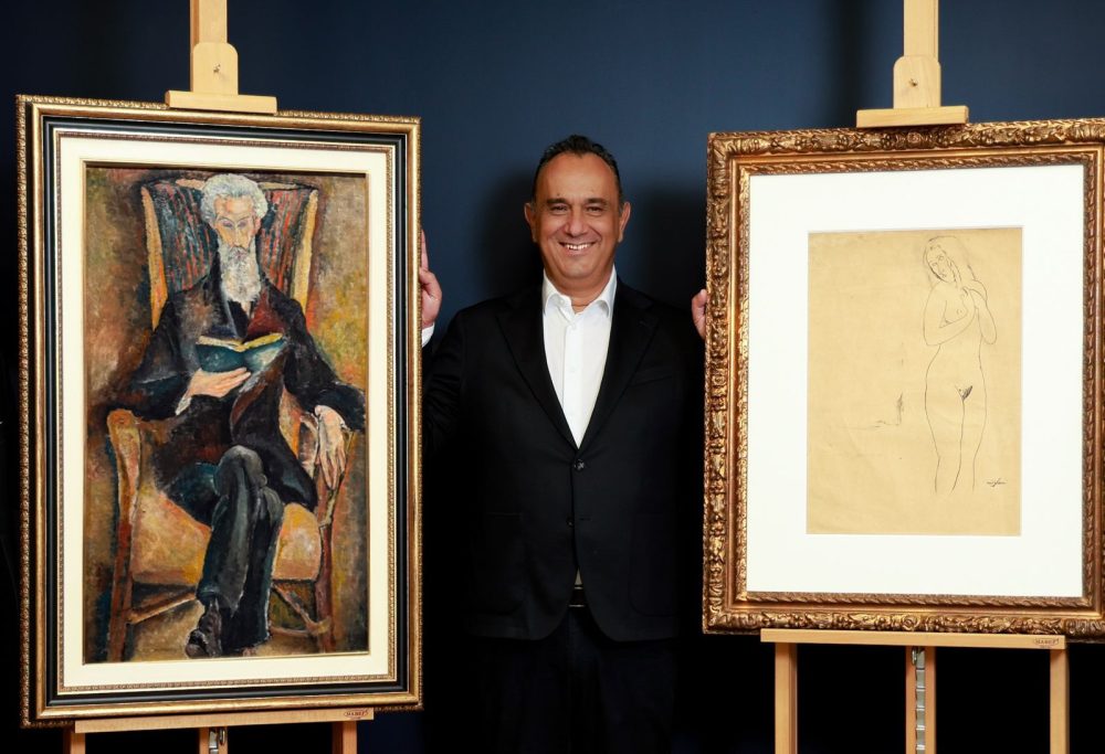 Marco Quadrelli, presidente della Fondazione, con due opere di Modigliani