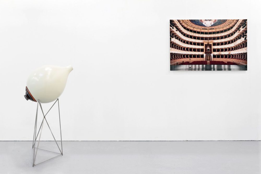 Michele Spanghero, Echea (2014) vetro, resina, ottone, altoparlante, piedistallo in acciaio inox (dim. 120x68x44 cm – durata: loop di 6′) courtesy Galleria Mazzoli, Modena e Berlino e Galleria Alberta Pane, Venezia e Parigi