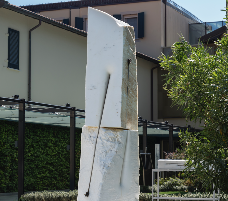 Mikayel Ohanjanyan Legami: Frammenti di Coscienza #8, 2026 Marmo statuario bianco, cavi in acciaio inox H 265 x 115 x 75 cm (dettaglio)