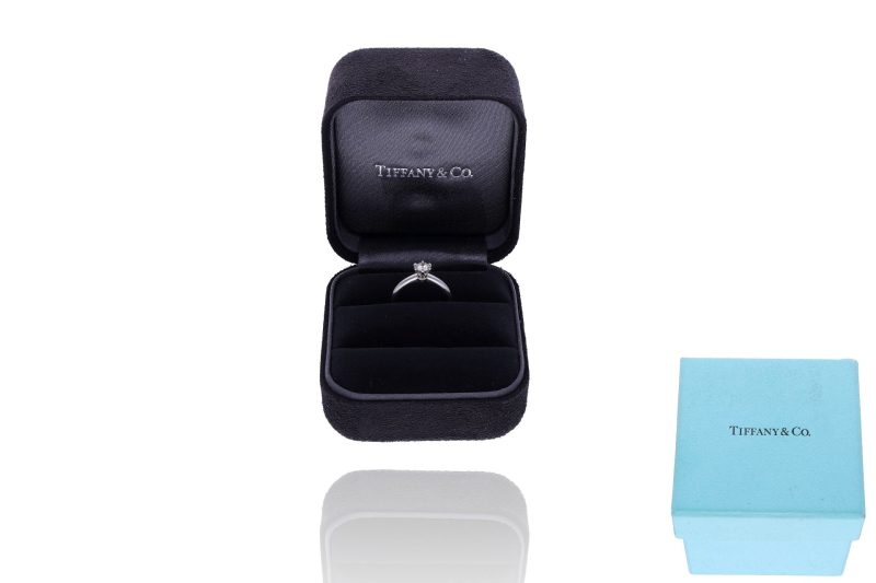 Anello solitario Tiffany & Co. in platino 950 con diamante taglio brillante da 0,31 carati. Base d'asta 500 euro. Affide