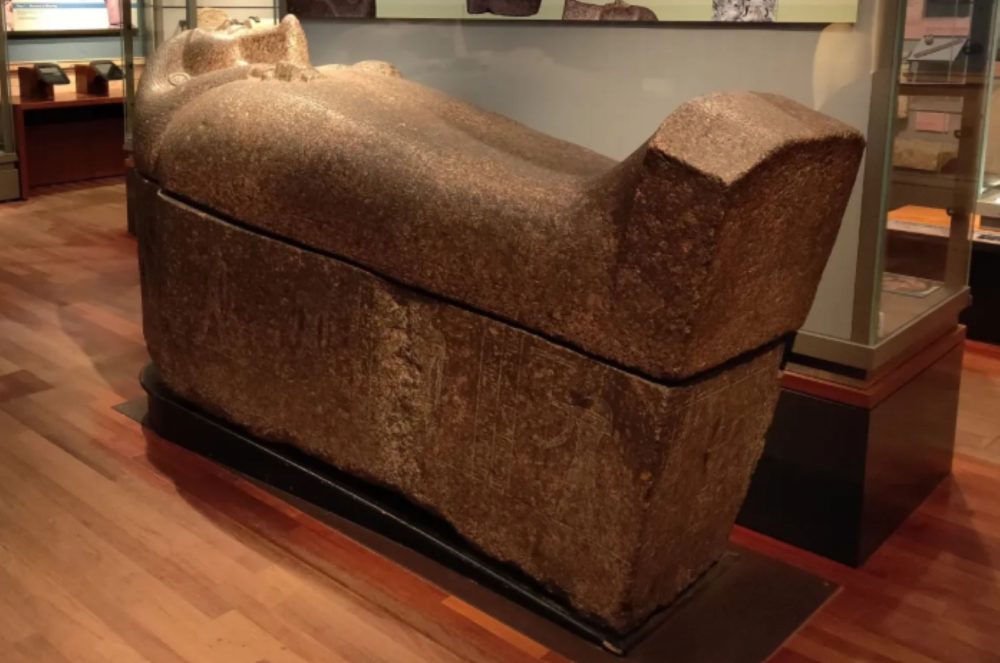 Un sarcofago esposto nel museo scozzese di Kelvingrove, a Glasgow (foto sobt.co.uk)