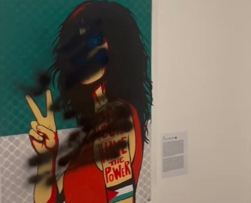 Laika, The Collapse of Democracy – States of Injustice, Chapter 2, galleria Rosso20sette, Roma. Veduta della mostra dopo l'aggressione del 27 ottobre 2026