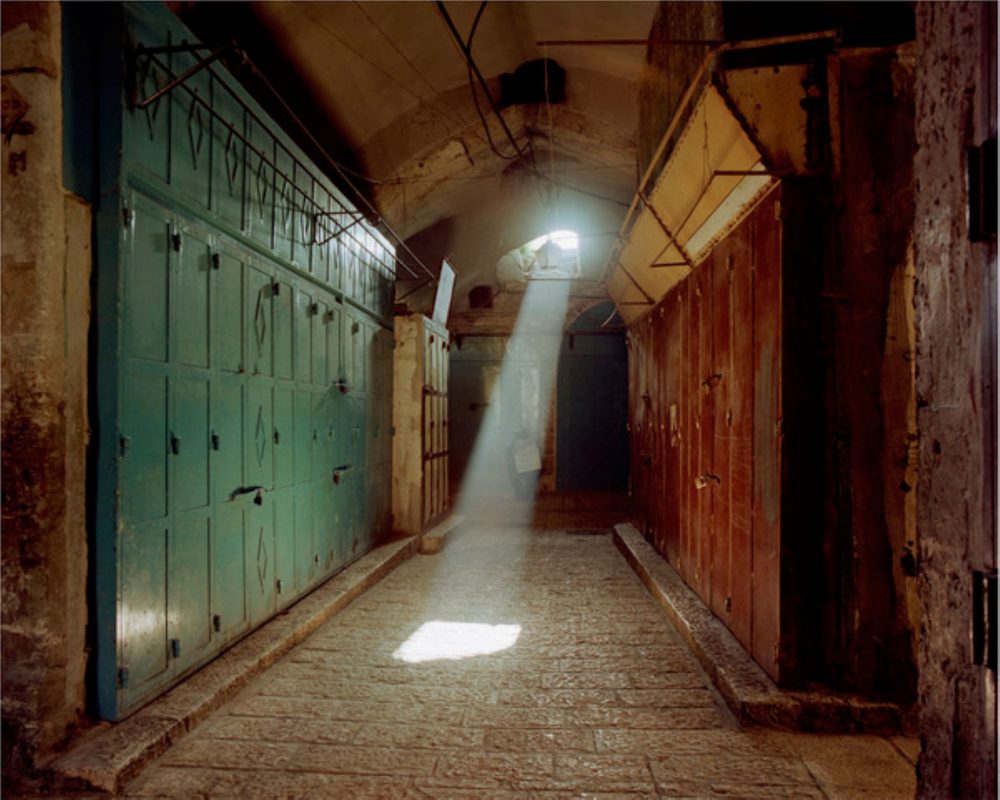 Via Dolorosa, Gerusalemme, 1988. Stampa inkjet ©Archivi Giovanni Chiaramonte. Courtesy Viasaterna
