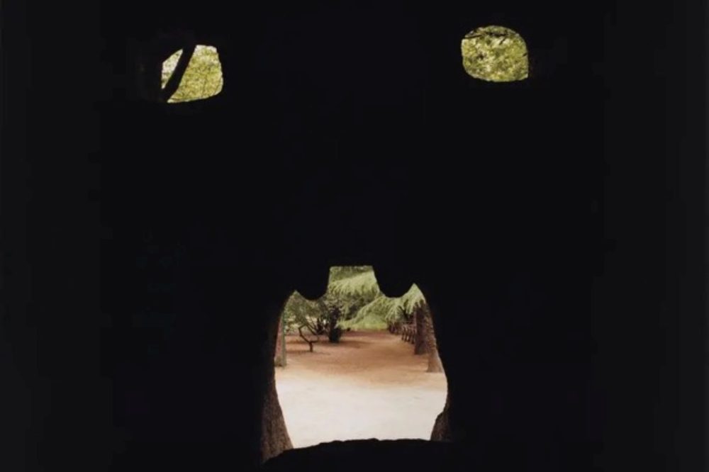 Volto, Bomarzo, 1990. Stampa c-print ©Archivi Giovanni Chiaramonte. Courtesy Viasaterna