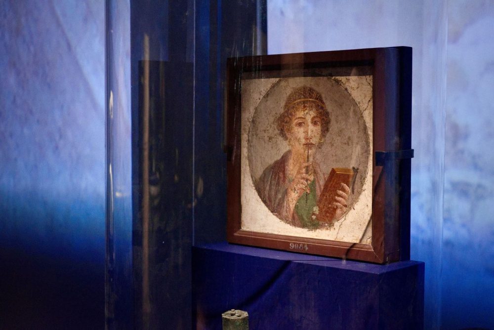 Saffo, da Pompei, 55-79 d.C., intonaco dipinto. Napoli, Museo Archeologico Nazionale. Courtesy: Ministero della Cultura/Museo Archeologico Nazionale di Napoli, Archivio fotografico, foto di Luigi Spina